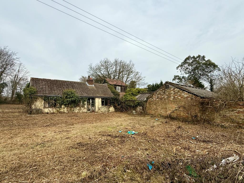 Lot: 49 - SITE WITH PLANNING PERMISSION FOR DETACHED HOUSE - Derelict house